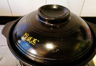 盖上盖子，靠余温再焖5分钟，撒点葱花即可