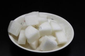 白萝卜去皮，洗净切块