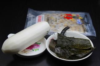 准备食材：海带、花蛤肉、白萝卜等食材；