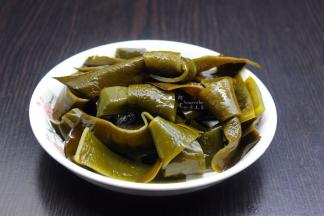 海带洗净切好，可以做成海带结；PS:如果干海带需要浸泡