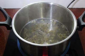 清水煮沸，放入花蛤、生姜丝汆烫，捞出沥干水；