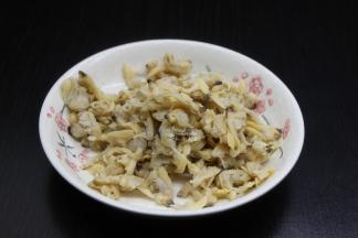 花蛤去内脏，洗净，沥干水；