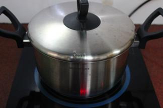 盖上盖子，大火煮沸之后，转为小火熬煮20分钟；