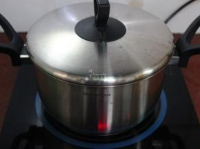 盖上盖子，大火煮沸之后，转为小火熬煮20分钟；