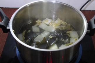 煮好之后，放一点点盐即可。PS：盐不适合多，汤会清甜好喝。