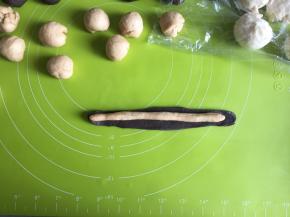 把咖啡面团搓成长约12cm的长条，把可可面团搓成长约12cm的长条，擀成椭圆，把咖啡面图案包裹在可可面团里面，裹住2/3