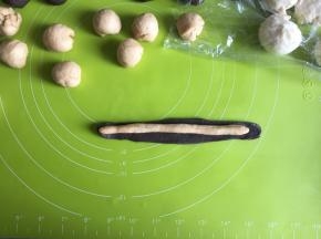 把咖啡面团搓成长约12cm的长条，把可可面团搓成长约12cm的长条，擀成椭圆，把咖啡面图案包裹在可可面团里面，裹住2/3
