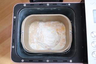 除了黄油以外其它食材依次放入面包桶内开启和面模式