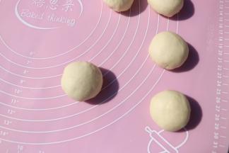 分别揉成光滑的面团