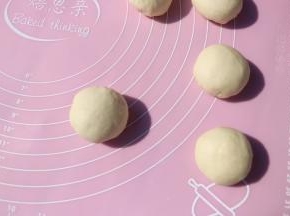 分别揉成光滑的面团