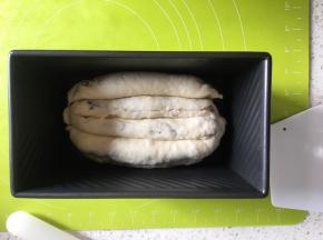 放入450g的吐司盒中，喷上清水，进行第二次发酵，发酵到吐司盒的9分满，盖上吐司盒，烤箱提前预热170度，上下火，烤30分钟