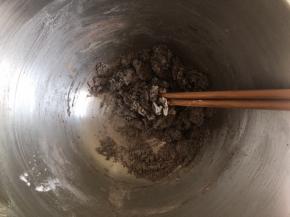 启动厨师机和面，到扩展阶段时倒入软化的黄油，直到面团可以拉出手套膜，包好保鲜膜放置冰箱冷藏