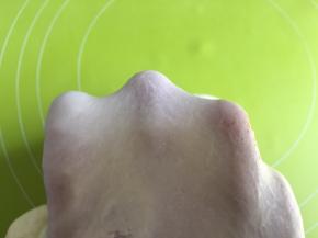 直到面团到完全扩展阶段，即可以拉出手套膜，把面团滚圆包上保鲜膜放冰箱冷藏