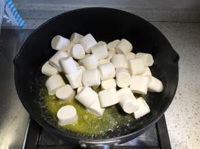 黄油融化以后倒入棉花糖，翻炒