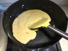 倒入奶粉，快速翻炒搅拌，直到奶粉和棉花糖完全混合均匀，关火