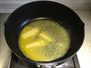 不粘锅内倒入黄油，开小火