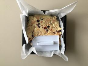 方盘内垫一张油纸防粘，倒入，用压板压平