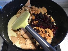 倒入饼干碎、提子干、蔓越莓干、巴旦木