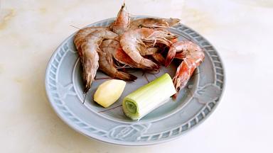 准备食材，大虾因为热水解冻，有一些变色。