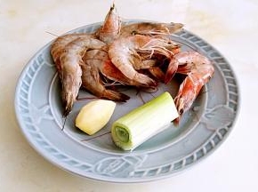 准备食材，大虾因为热水解冻，有一些变色。
