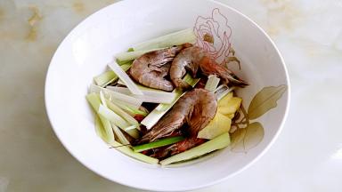 深碗中放入葱，葱，姜，料酒，盐腌制半个小时。