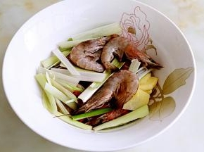 深碗中放入葱，葱，姜，料酒，盐腌制半个小时。