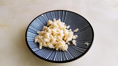 大蒜切末。