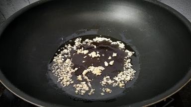 锅中放油烧热，放入蒜末炝锅出味。