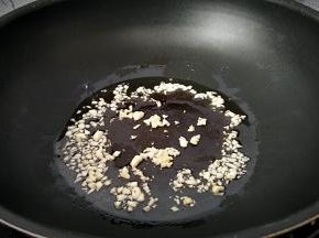 锅中放油烧热，放入蒜末炝锅出味。