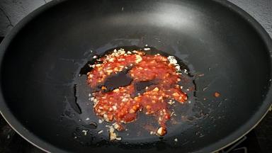放入番茄酱小火炒出味。