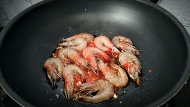 放入大虾，小火微烧至变色。
