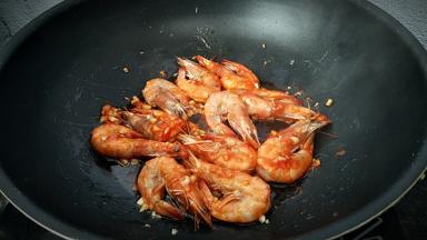 大虾炒制上色。