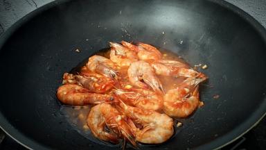 加入半杯清水。