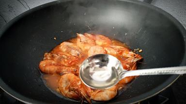 放入白醋，拌匀。