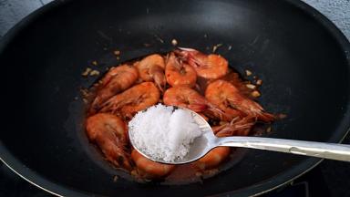 调入砂糖拌匀。