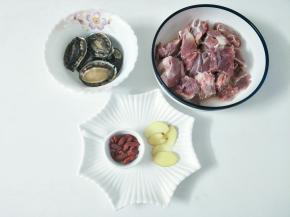 准备好鲍鱼汤的材料，全部清洗干净