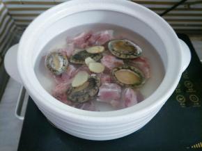 砂锅放入上排、鲍鱼和姜片，加入适量水大火烧开