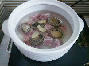 砂锅放入上排、鲍鱼和姜片，加入适量水大火烧开