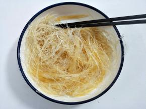 泡好的粉丝沥水，加入蒸鱼豉油，少许盐糖和两勺清水拌匀