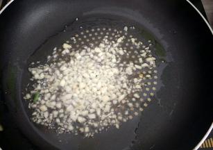 热锅倒油，放入蒜末炒出香味