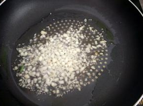 热锅倒油，放入蒜末炒出香味