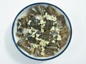 将蒜末油浇在蟹块上