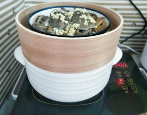 将蟹块一起上锅蒸15分钟左右