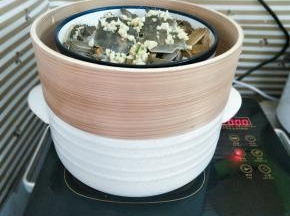 将蟹块一起上锅蒸15分钟左右