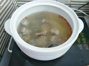 鲍鱼汤加入枸杞继续炖