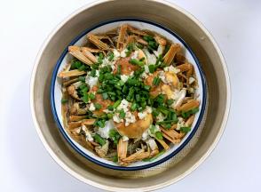 蒸好撒上葱花，再烧两勺热油浇在葱花上