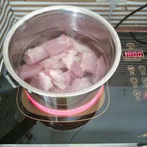 排骨洗净剁块，冷水入锅煮开
