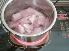 排骨洗净剁块，冷水入锅煮开