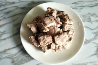 捞出冲洗干净浮沫，沥水备用