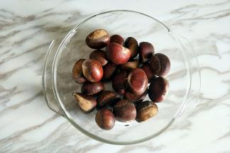 板栗搓洗干净，用剪刀剪个口，放水里煮开或蒸熟剥皮